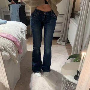Lågmidjade bootcut jeans - Säljer dessa fina lågmidjade bootcut jeans. Fint skick. Vid fler frågor skicka till mig privat 🫶🏼