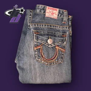 snygga true religion jean - rare truey jeans me unik stitching!  ytterben, 91cm innerben, 70cm midja, 26 (inte cm)