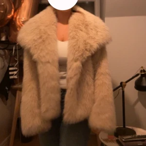Pälsjacka  - Pälsjacka ifrån Zara. Väldigt fint skick inga skador alls. Storlek S men passar XS-M skulle jag säga. Köptes för 1200kr.