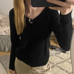 Svart stickad tröja  - Svart v-ringad stickad tröja från vila🥰 helt oanvänd! Passar mig som brukar ha S😌