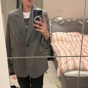 Kavaj - En grå kavaj från Nakd❤️‍🔥💕Aldrig använd och perfekt till nyår👌🏼 liknar djerf kavaj 🫶🏼