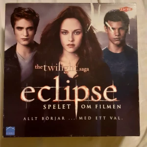 Twilight sällskapsspel  - Twilight spel. Superfint med frågekort och utmaningar, perfekt för Twilight fantasten!Spelet har en skada på framsidan av förpackningen, men utöver det är allt i mycket bra skick och inga bitar saknas 💕