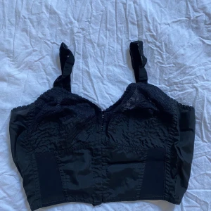 Bustier - Jättesöt bustier. Fina spetsdetaljer. Justerbara band. Köpt secondhand! Bra skick.