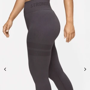 Träningstights  - Säljer nu mina tights från stronger då jag tyvärr inte har använt dom, endast testade ca 2 gånger. Nyskick!❤️‍🔥 köpte för 600kr