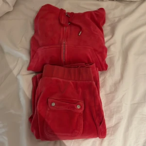 Juicy couture set - Säljer mitt röda juicy couture set u färgen röd. Säljer pga att jag inte gillar dom lika mycket som förut och att dom är lite stora. Både tröjan och byxorna är i materialet cotton del rey. 💓Pris kan diskuteras. 