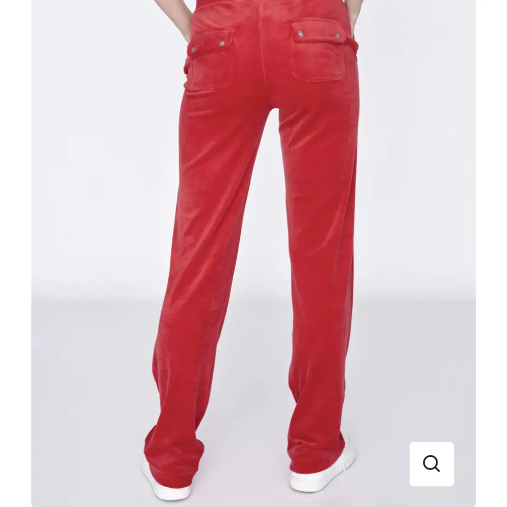 Säljer mina röda juicy byxor, inte utnötta och inte använda så mycket storlek xs🤍 skriv i meddelande om bilder på dem . Jeans & Byxor.