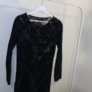 Klassisk svart lång klänning, med dragkedja i båda sidorna. - Storlek S, klänning (mesh, blommig i sammet material). Två sido dragkedja från höften ner. Du anpassar efter din bekvämhet. 