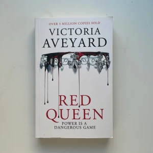 Bok - Red Queen av Victoria Aveyard. Oläst i pocketformat. Skriv om du har några frågor!