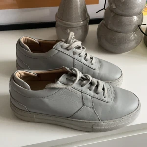 Skor  - Skor från Axel Arigato. Använda fåtal gånger på grund av att de är lite för små för mig! 