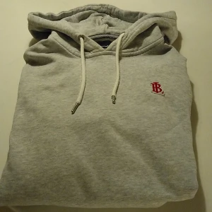 Luvtröja - Luvtröja från Bondelid, stl s, i bra skick. Lite sliten i muddarna, se bild.