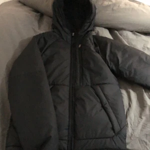 Nike jacka - Säljer min vinter Nike jacka, över fet och skön men kommer tyvärr inte till användning!