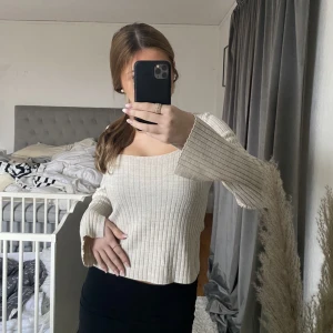 Långärmad tröja - super fin beige långärmad tröja från bubbleroom. Används inte därför säljs, skuren vid armen längst fram.