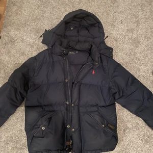 Ralph Lauren Vinterjacka - Ralph lauren vinterjacka i storlek s Säljer pga har ny jacka nu Skriv om du har några frågor! Ny pris: ungefär 4500kr
