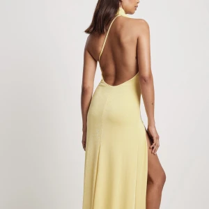 Ny klänning från NA-KD - Hej! Jag köpte nya kläder från NA-KD som inte passar mig. Original pris är 750kr. Den är ny med prislappen på. Skriv för mer info☺️✨