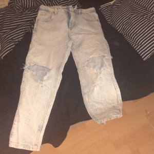 Jeans - Jeans ifrån newyorker Storlek L men är väldigt liten i storleken 