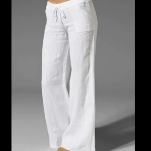 Linnebyxor!!! - Säljer mina ursnygga vita linnebyxor. Använt 2 gånger och de funkar med allt! Är i storlek L men passar någon med storlek S - M eftersom den är väldigt tajta i midjan❤️ Pris kan diskuteras! Fråga om fler bilder först i kvarn som gäller!!🫶🏼