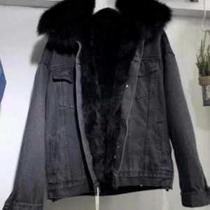 Jacka med päls - Säljer pga fel storlek och går ej att lämna tillbaka. Ord pris 1000kr  Skulle kunna sälja för 300kr