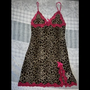 Nattlinne leopard neonrosa h&m - Nattlinne med leopard och neonrosa spets från hm stl xs