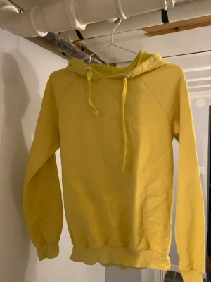 Hoodie - Gul, välanvänd hoodie, som jag älskade förut! Jätteskön, mysig hoodie som passar till det mesta✨