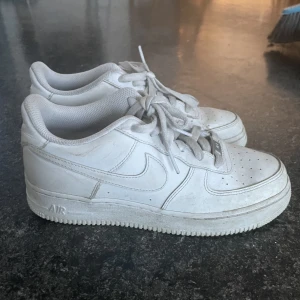 Nike airforce 1 - Nike airforce i storlek 38,5. Bara använda fåtal gånger så mkt bra skick! Fraktar eller möts i Umeå! 🙏🏼