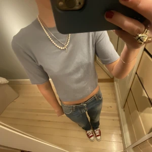 Stickad kortärmad tshirt  - Snygg blågrå färg. 