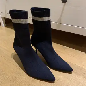 Knit-sock-boots i marinblå färg med silver touch. Strl 39 från Zara, använda en gång. 