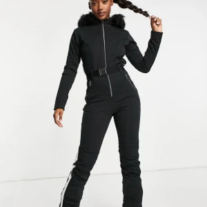 Skidoverall - Snygg overall, helt ny oanvänd med prislappar. Detaljer med swarovskistenar.  Storlek 40 passar S-M