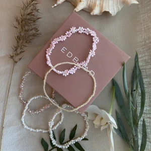 Armband  - Armbanden kostar 15 kr/st ☺️ vid köp av fler får man rabatt💖 frakten kostar 13 kr✨