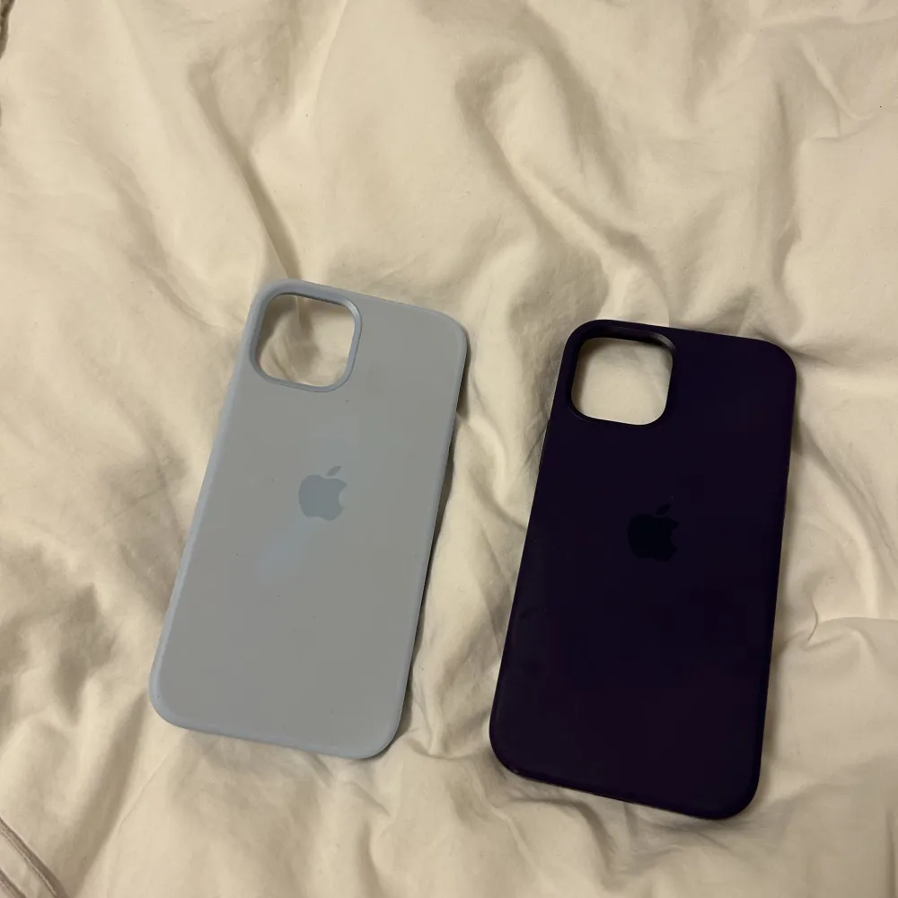 iPhones egna silikon skal i ljus blå och mörk lila till iPhone 12. 100 kr styck 💙💜eller båda för 180 (Blåa sålt). Accessoarer.