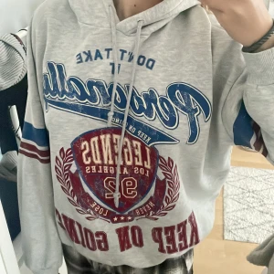 Hoodie  - Säljer denna super coola hoodie från bershka! Använd mycket sparsam. Köpte den för 400 i butik 