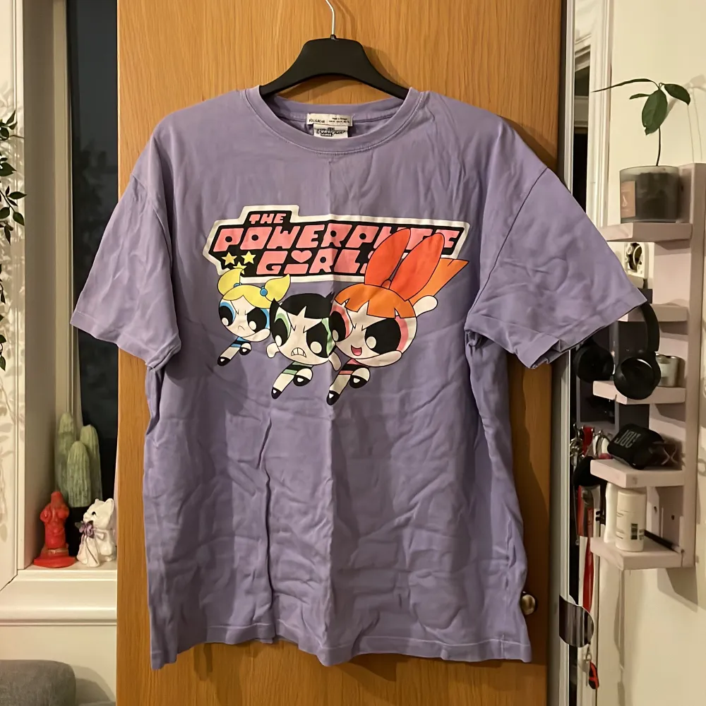 Power puff pinglorna T-shirt från pull&bear. Använd 1 gång så i inprinsip nyskick. Jag kommer såklart stryka den innan den skickas. . T-paidat.