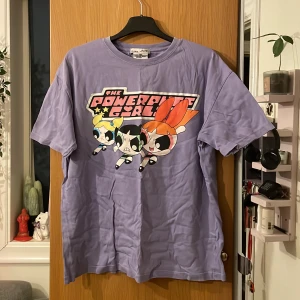 Power puff pinglorna T-shirt  - Power puff pinglorna T-shirt från pull&bear. Använd 1 gång så i inprinsip nyskick. Jag kommer såklart stryka den innan den skickas. 