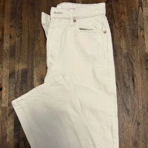 Beiga jeans  - Beiga jeans från zara. Raka i modell. Knappt använda 