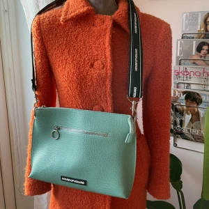 Bag  - Beautiful hand bag. Been barely used 💕 