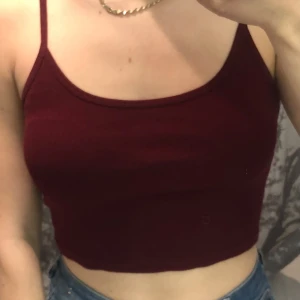 Vinröd topp från topshop - Söt topp från Topshop som tyvärr inte används! Är i gott skick!Tveka inte höra av dig om du har några frågor eller vill se fler bilder! 