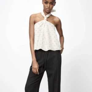 Söker denna topp ifrån Zara💓 - Sökes i S eller xs❤️ hör av er ifall ni säljer denna topp🤩