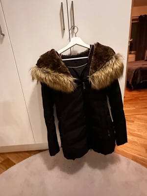 Hollies Jacka nyskick  - Nyskick Hollies jacka i strlk 38  nypris 3800  