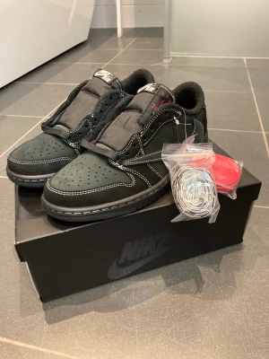 Jordan 1 low x Travis Scott Black Phantom - Storlek 40 Aldrig använda  Vann dem på SNKRS så har självklart kvitto och så Original box och alla tillbehör medföljer 