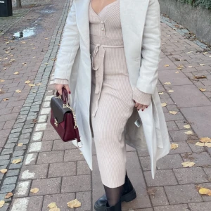 Stickad klänning - Stickad klänning i beige jätte fin