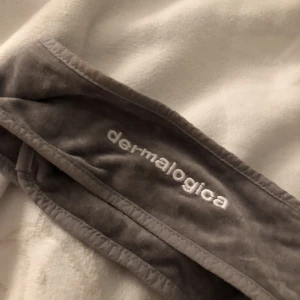 Ett hårband  - Ett hårband från dermalogica. Knappt använd!