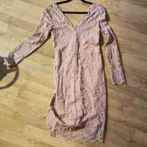 Rosa spetsklänning stl 36 - Jättefin tight rosa spetsklänning från HM. Storlek 36. Figursydd, sitter super fint på. Använd 1 gång