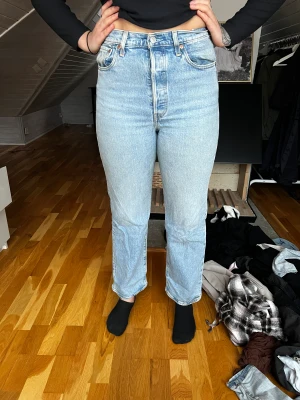 Levis Ribcage Straight 28 - Storlek 28 Ljusblå Använda Max 3 gånger Jag på bilden är 166 cm lång