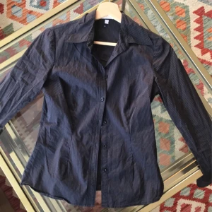 Figursydd skjorta - Säljer denna snygga figursydda skjorta med ränder på⭐️ formar kroppen väldigt fint.