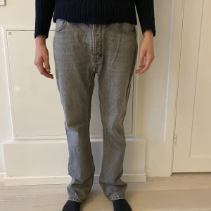 Acne jeans, blå konst 32/34 - Gråa jeans från Acne och deras Blå Konst kollektion. 