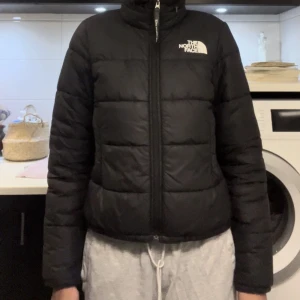 North face jacka - En North Face jacka i mycket gott skick! Den är varm och har en luva  (sista bilden). Det går även att ha jackan utan luvan som (andra bilden). Pris kan diskuteras! Om ni vill ha fler bilder är det bara att fråga😊 Pris: 650+ frakt Org pris: 1500kr