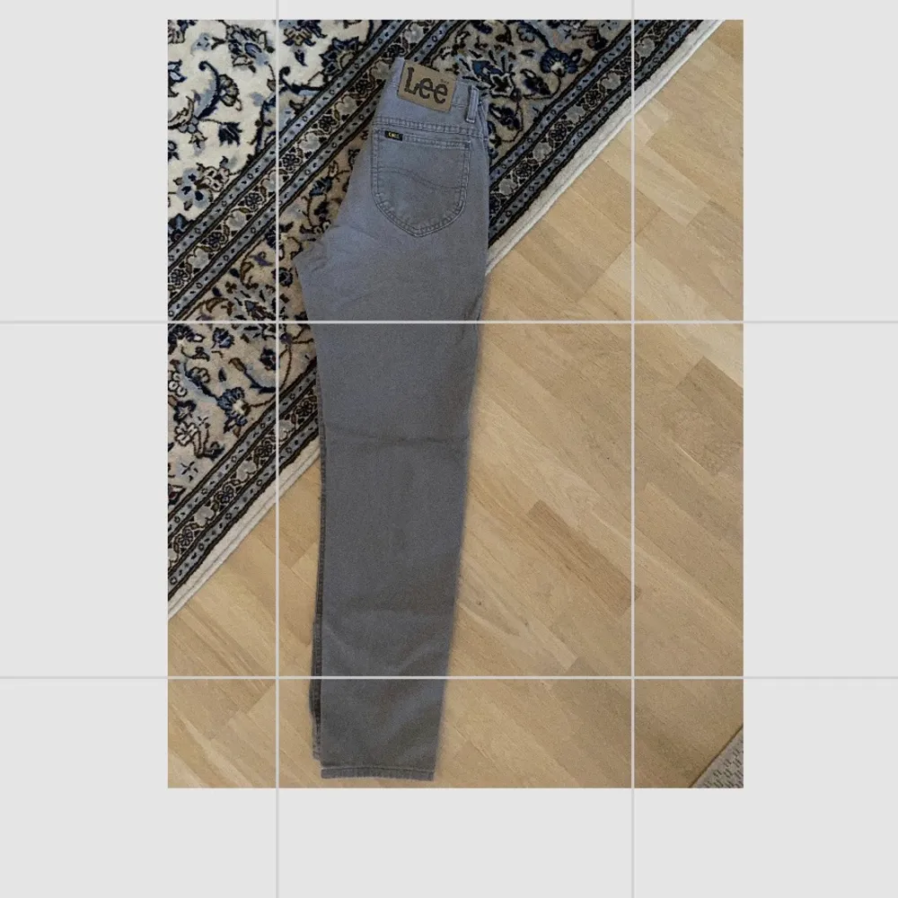Ett par skitsnygga grå jeans från lee, storlek står inte men skulle tippa på ungefär 29/30 då det är vad jag (på bilden) brukar ha. Tveka inte att ställa frågor om du har några!💗. Farkut & Housut.