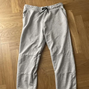 Gråa träningsbrallor - Snygga träningsbraller i storlek S/M