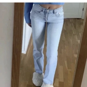 Mid rise jeans zara - Funderar på att sälja mina ljusblå mid rise straight jeans köpta på zara i storlek 36! Skulle säga att de även passar en mellan/större 34! (Lånade bilder)