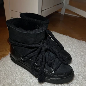 INUIKII boots  - Säljer mina Inkuikii skor, köpta förra året på NK för 2500-3000kr. Storlek 38.    Lite smutsig på en sida, skriv för bild.  Går att ta bort med rätt medel.   Köparen står för frakt 66 kr. 🌸  Priset kan diskuteras. 