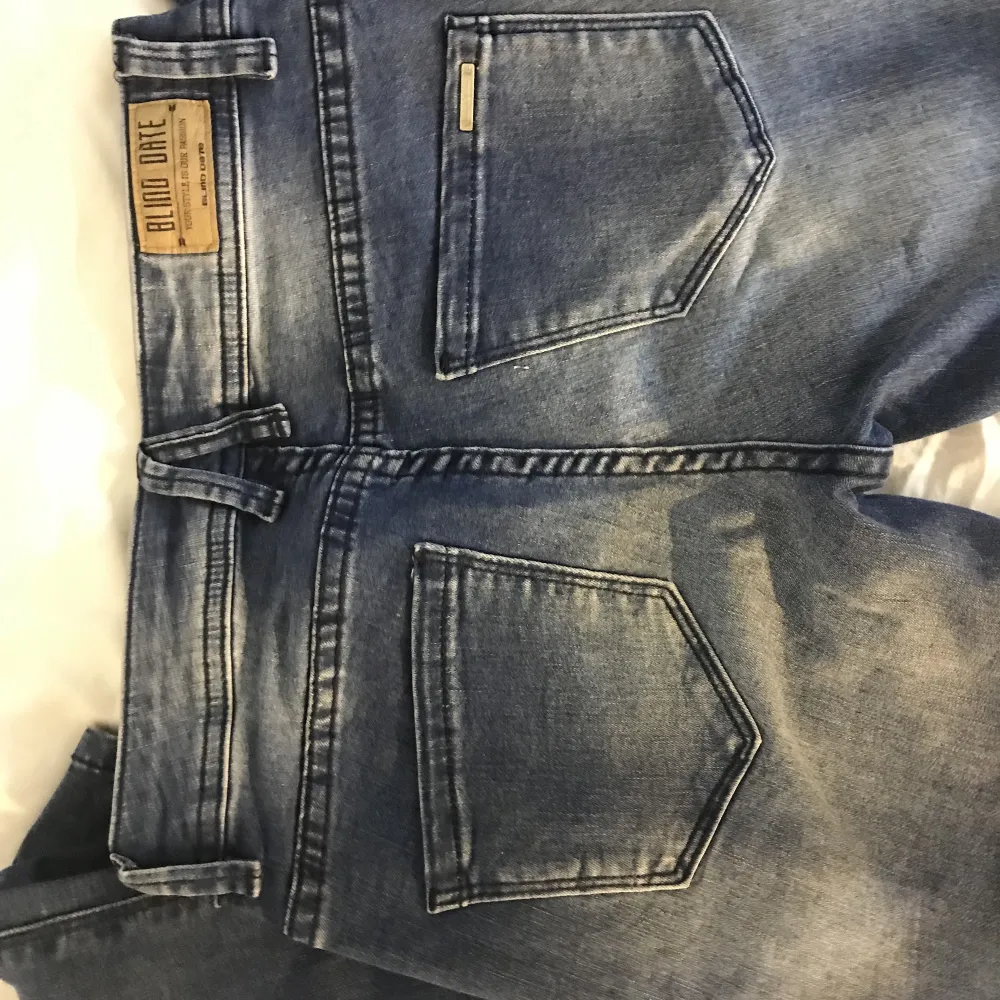 Snygga Lowrise jeans. Storlek 26/32, passar perfekt på mig som är ca. 167 och vanligtvis bär 24/32 i jeans❤️. Jeans & Byxor.